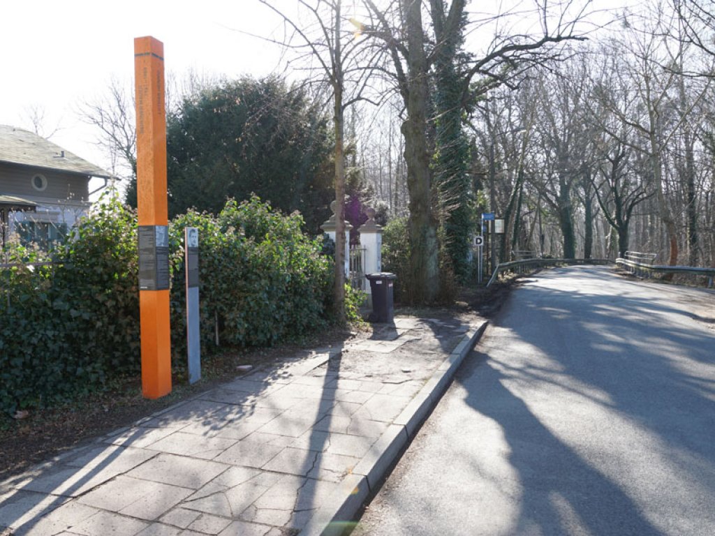 Gedenkstele für Lothar Hennig, der am 4. November 1975 im Grenzgebiet in Sacrow irrtümlich für einen Flüchtling gehalten und beschossen wurde und am Tag darauf seinen Schussverletzungen erlag (Weinmeisterweg/Kladower Straße in Sacrow); Aufnahme 2015