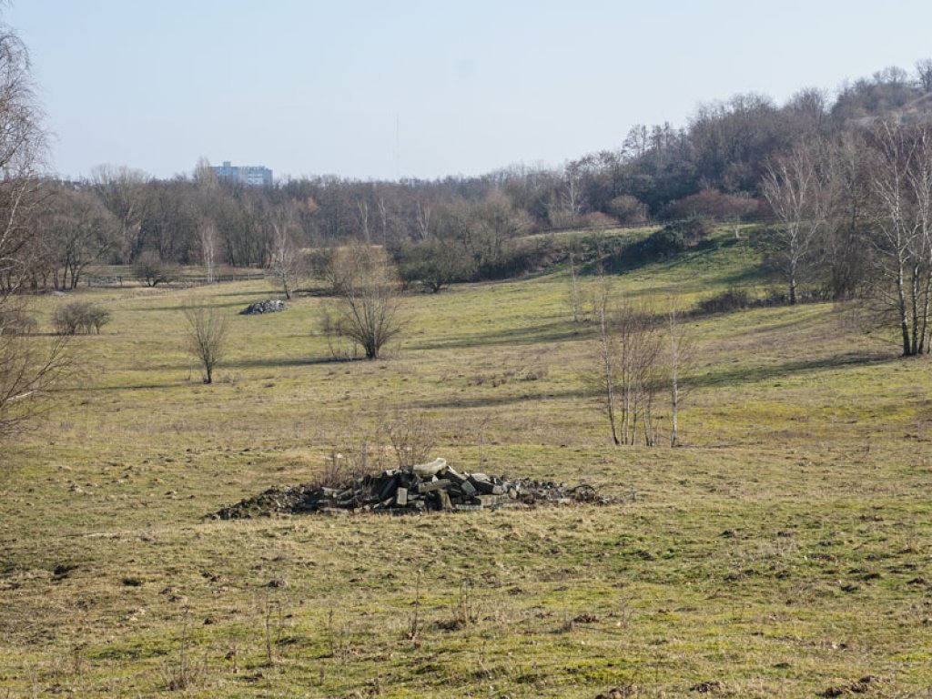 Betonreste der DDR-Grenzanlagen im Todesstreifen zwischen Staaken und Berlin-Spandau, unterhalb von Fort Hahneberg (1); Aufnahme 2015  Betonreste der DDR-Grenzanlagen im Todesstreifen zwischen Staaken und Berlin-Spandau, unterhalb von Fort Hahneberg (1); Aufnahme 2015