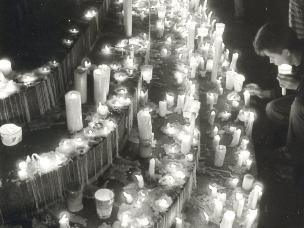 Vor dem Haupteingang der Stasi in Leipzig "An der Runden Ecke", November 1989