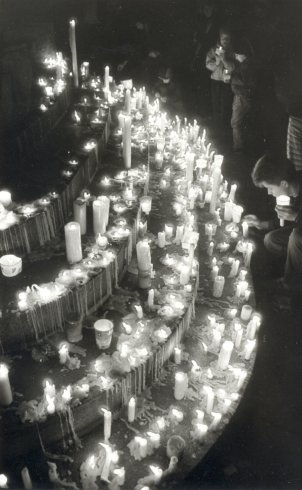 Vor dem Haupteingang der Stasi in Leipzig "An der Runden Ecke", November 1989