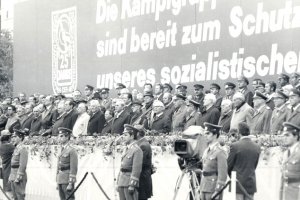 Ehrentribüne während der Truppenparade zum 25. Jahrestag der „Kampfgruppen der Arbeiterklasse", Berlin 1978