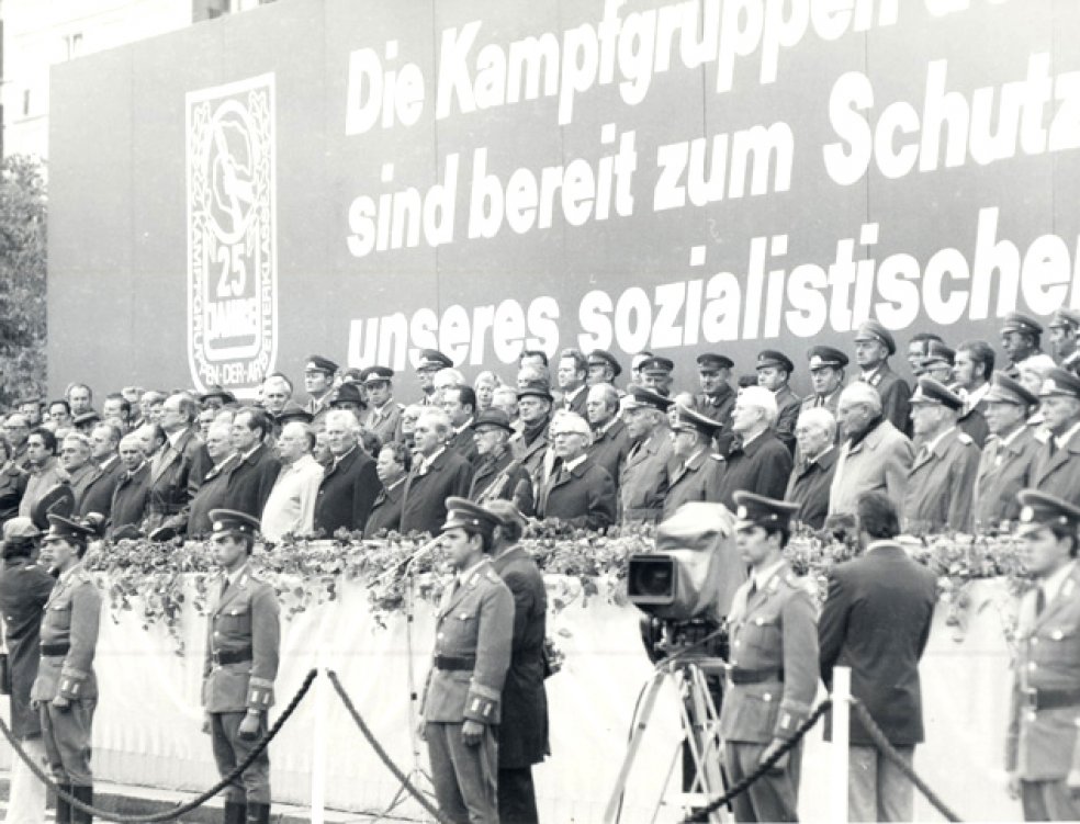 Ehrentribüne während der Truppenparade zum 25. Jahrestag der „Kampfgruppen der Arbeiterklasse", Berlin 1978