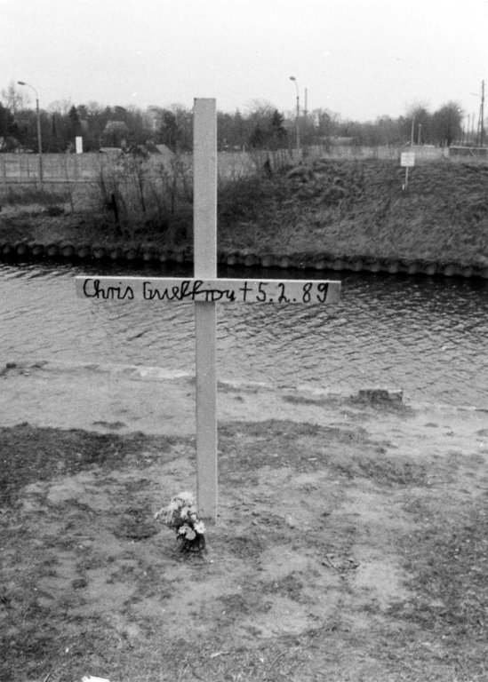 Chris Gueffroy, erschossen an der Berliner Mauer: Gedenkkreuz am West-Berliner Ufer des Britzer Zweigkanals (MfS-Aufnahme, 1989) Chris Gueffroy, erschossen an der Berliner Mauer: Gedenkkreuz am West-Berliner Ufer des Britzer Zweigkanals (MfS-Aufnahme, 1989)
