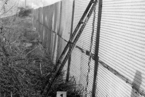 Hans-Jürgen Starrost, mit Todesfolge an der Berliner Mauer angeschossen: Tatortfoto des MfS von der Fluchtleiter am Hinterlandzaun, 14. April 1981