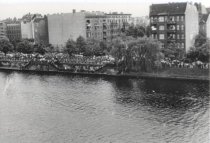 Çetin Mert, ertrunken im Berliner Grenzgewässer: Protestkundgebung am West-Berliner Gröbenufer, MfS-Foto, Mai 1975 (I)