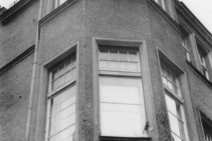 Wolfgang Hoffmann, in den Tod gesprungen nach einer Festnahme am Grenzübergang Bahnhof Friedrichstraße: Durchschlagenes Erkerfenster in der Volkspolizei-Inspektion Berlin-Treptow von außen, MfS-Foto, 15. Juli 1971