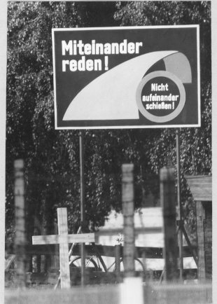 Werner Kühl, erschossen an der Berliner Mauer: Gedenkkreuz vor einem Plakat des Studios am Stacheldraht in Berlin-Britz, Juli 1971