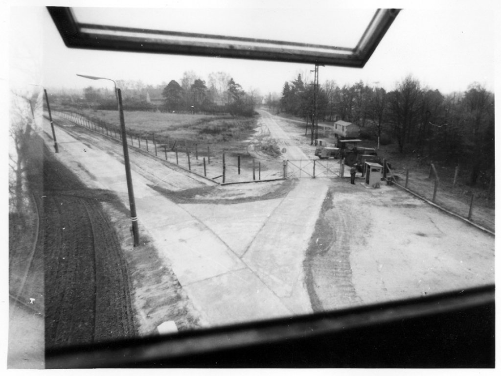 Helmut Kliem, erschossen an der Berliner Mauer: Blick vom Wachturm auf Grenzanlagen und Zufahrtsstraße, 13. November 1970