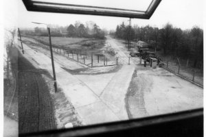 Helmut Kliem, erschossen an der Berliner Mauer: Blick vom Wachturm auf Grenzanlagen und Zufahrtsstraße, 13. November 1970