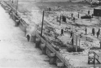 Peter Fechter, erschossen an der Berliner Mauer: Bergung des Sterbenden durch DDR-Grenzposten in der Zimmerstraße nahe dem Grenzübergang Checkpoint Charlie (I), 17. August 1962