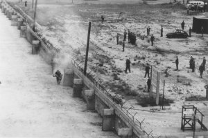 Peter Fechter, erschossen an der Berliner Mauer: Bergung des Sterbenden durch DDR-Grenzposten in der Zimmerstraße nahe dem Grenzübergang Checkpoint Charlie (I), 17. August 1962