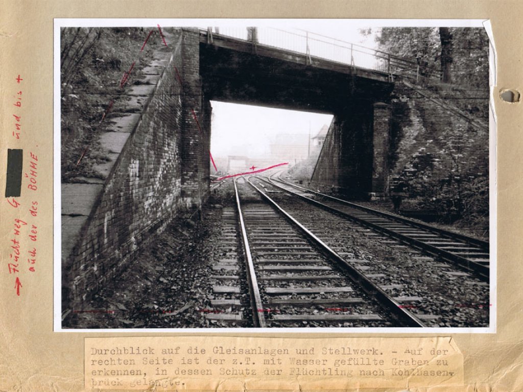 Peter Böhme, erschossen an der Berliner Mauer: Tatortfoto der West-Berliner Polizei vom stillgelegten S-Bahngelände am Gleisdreieck Griebnitzsee mit eingezeichnetem Fluchtweg, 18. April 1962