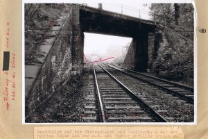 Peter Böhme, erschossen an der Berliner Mauer: Tatortfoto der West-Berliner Polizei vom stillgelegten S-Bahngelände am Gleisdreieck Griebnitzsee mit eingezeichnetem Fluchtweg, 18. April 1962