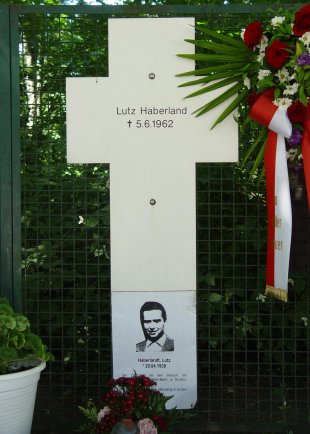 Lutz Haberlandt, erschossen an der Berliner Mauer: Gedenkkreuz am Reichstagsgebäude (Aufnahme 2005)