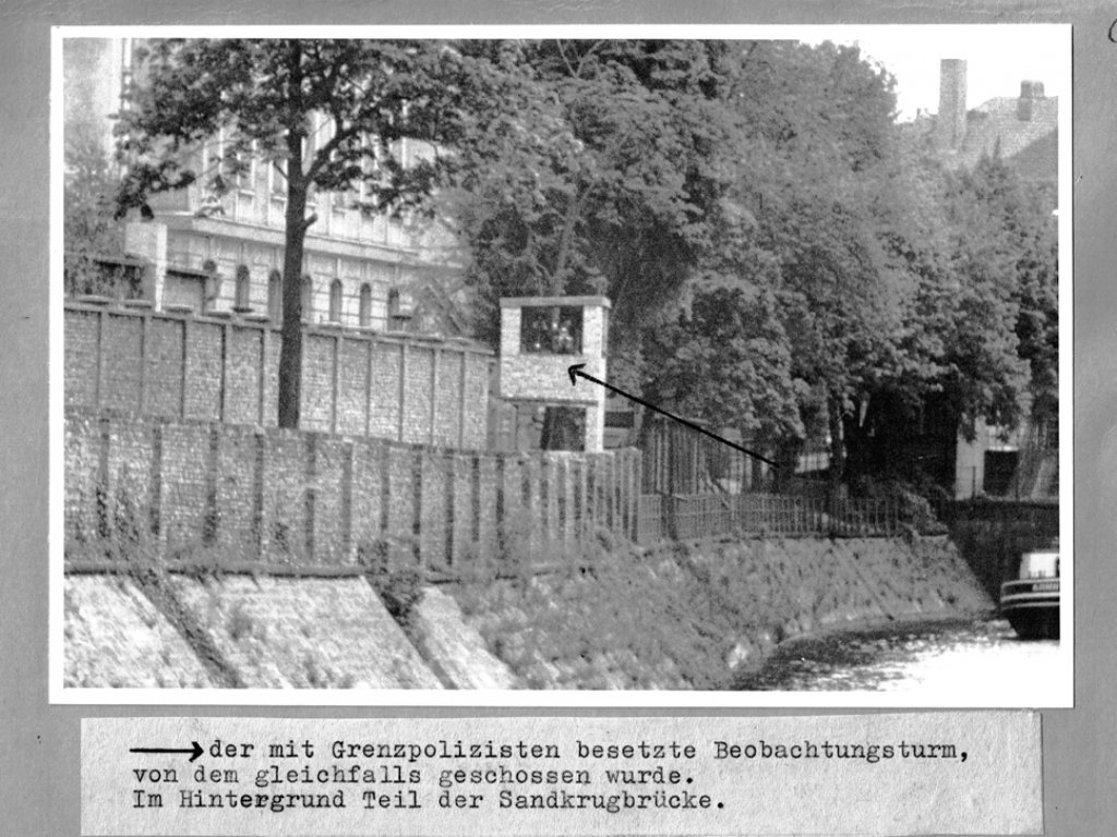 Peter Göring, erschossen an der Berliner Mauer: Tatortfoto der West-Berliner Polizei von einem Beobachtungsturm der Ost-Berliner Grenzpolizei am Spandauer Schifffahrtskanal nahe der Sandkrugbrücke, 23. Mai 1962