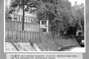 Peter Göring, erschossen an der Berliner Mauer: Tatortfoto der West-Berliner Polizei von einem Beobachtungsturm der Ost-Berliner Grenzpolizei am Spandauer Schifffahrtskanal nahe der Sandkrugbrücke, 23. Mai 1962