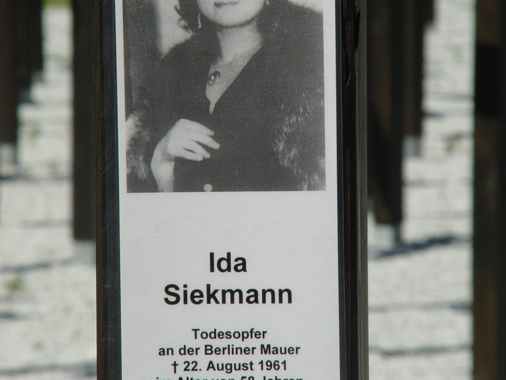 Ida Siekmann, tödlich verunglückt an der Berliner Mauer: Gedenkkreuz am Checkpoint Charlie (Aufnahme 2005)