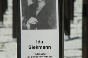 Ida Siekmann, tödlich verunglückt an der Berliner Mauer: Gedenkkreuz am Checkpoint Charlie (Aufnahme 2005)