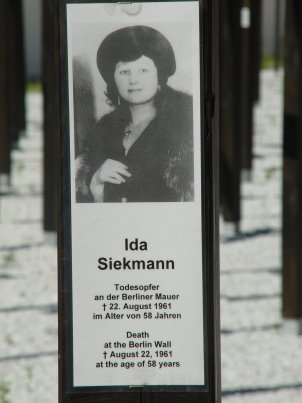 Ida Siekmann, tödlich verunglückt an der Berliner Mauer: Gedenkkreuz am Checkpoint Charlie (Aufnahme 2005)