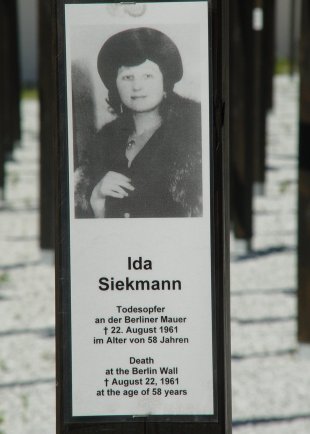 Ida Siekmann, tödlich verunglückt an der Berliner Mauer: Gedenkkreuz am Checkpoint Charlie (Aufnahme 2005)