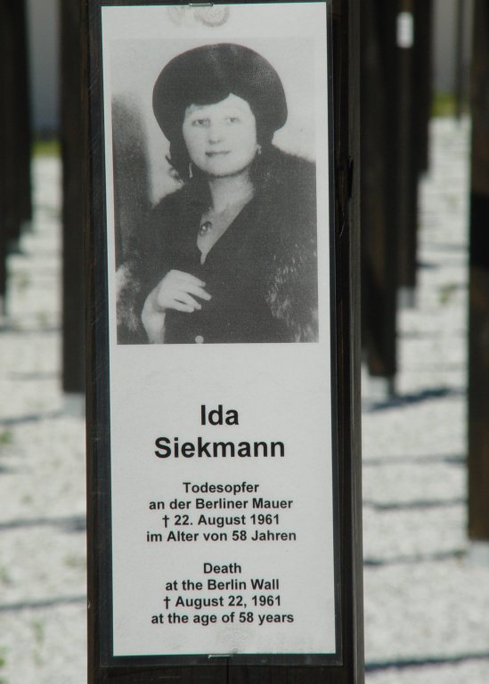 Ida Siekmann, tödlich verunglückt an der Berliner Mauer: Gedenkkreuz am Checkpoint Charlie (Aufnahme 2005) Ida Siekmann, tödlich verunglückt an der Berliner Mauer: Gedenkkreuz am Checkpoint Charlie (Aufnahme 2005)