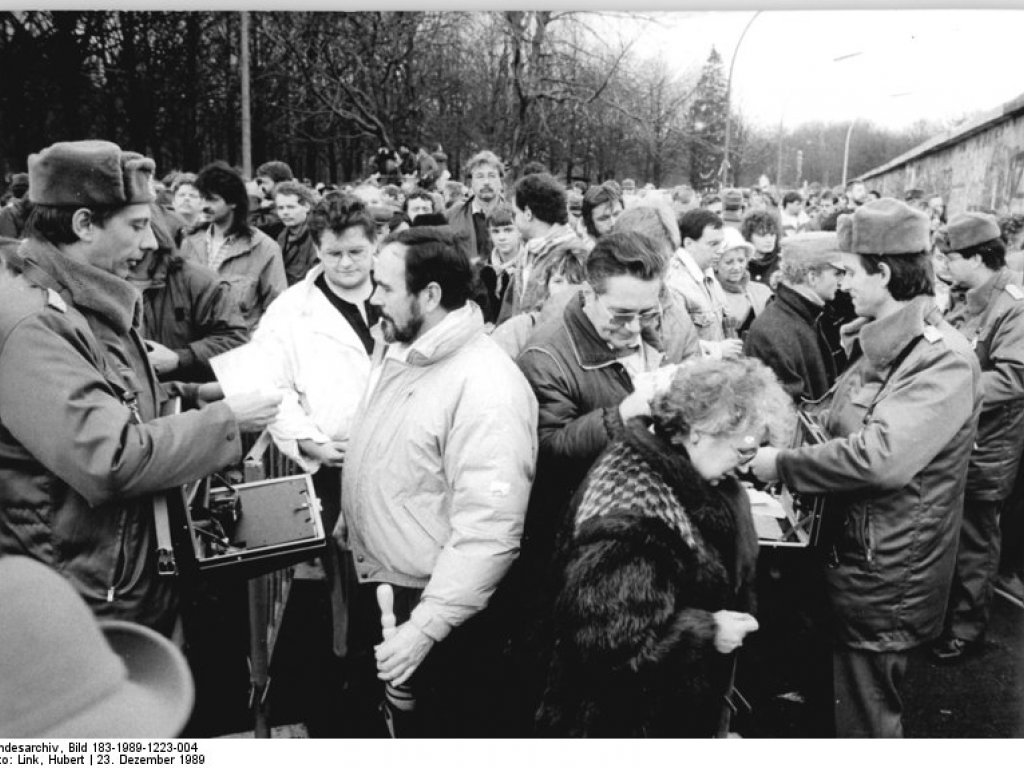 New border crossing at the Brandenburg Gate, 23.11.1989