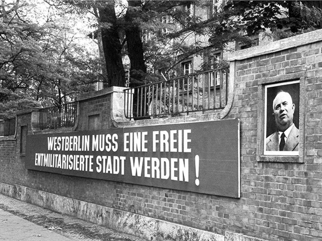 Propaganda-Parole in Ost-Berlin; Aufnahme 1960