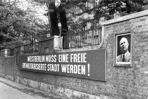Propaganda-Parole in Ost-Berlin; Aufnahme 1960
