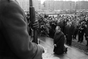 West German Chancellor Willy Brandt in Warsaw: remembering the victims of the Ghetto Rebellion, 7. 12.1970