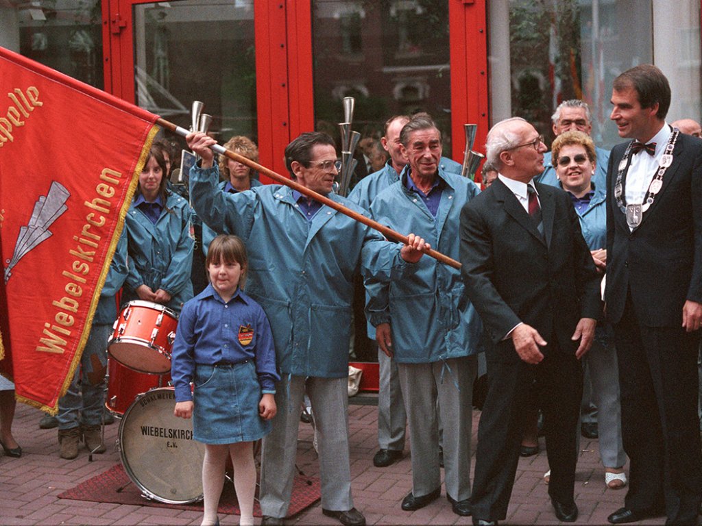Erich Honecker is welcomed in Neunkirchen (Saarland) by a shawm band from Wiebelskirchen, his place of birth, 1987