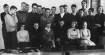 Dieter Wohlfahrt, shot dead at the Berlin Wall: Class photo (first row, second from left; photo: ca. 1960)