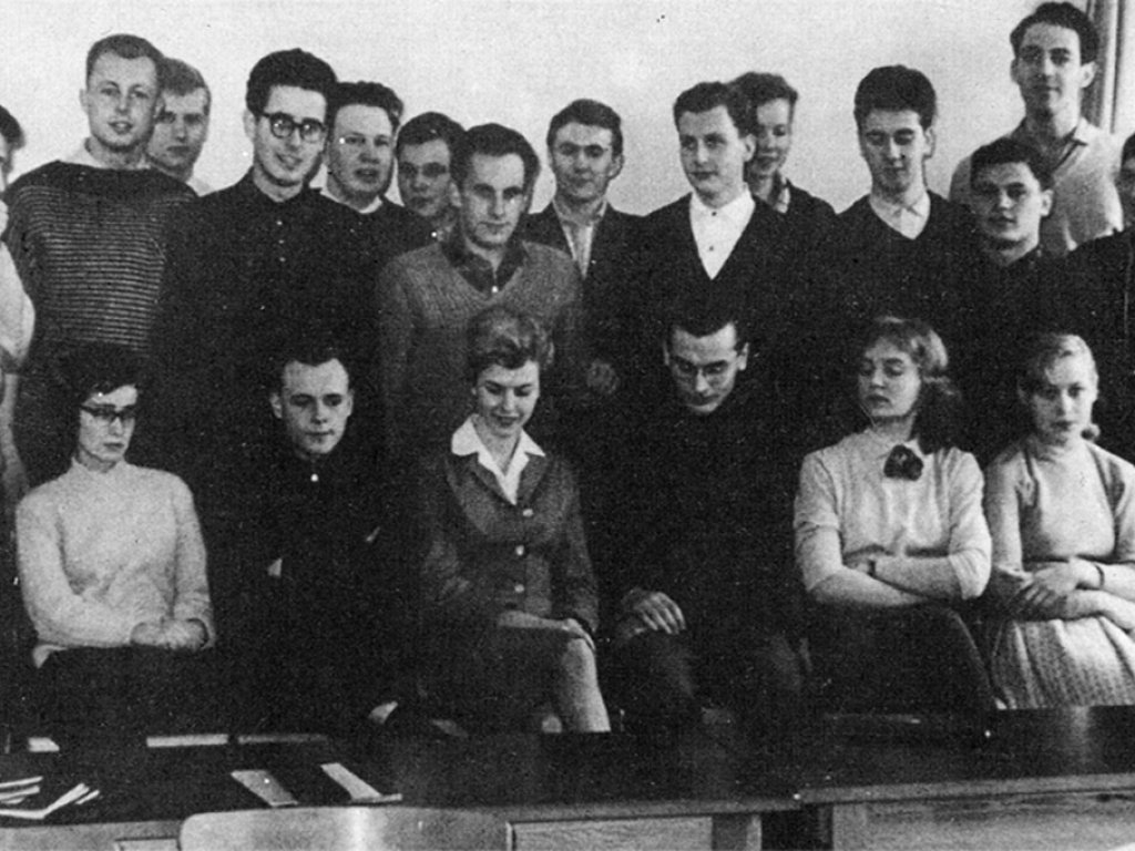 Dieter Wohlfahrt, shot dead at the Berlin Wall: Class photo (first row, second from left; photo: ca. 1960)