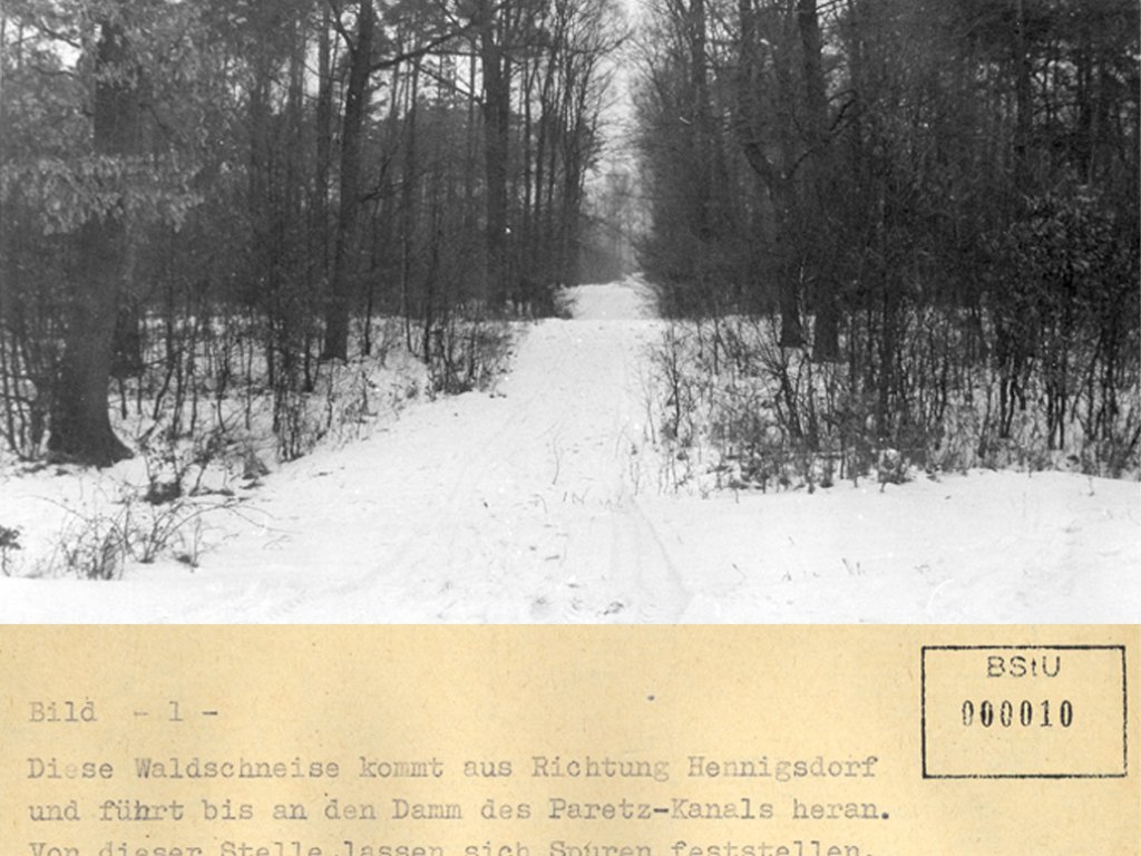 Peter Kreitlow, shot dead at the Berlin Wall: MfS crime site photo of escape tracks in a forest clearing in the area of Nieder Neuendorf [Jan. 24, 1963]