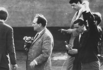 Paul Stretz, shot dead in the Berlin border waters: East German border troop photo – Journalists on the West Berlin bank of the Spandauer Schiffahrts Canal [April 29, 1966]