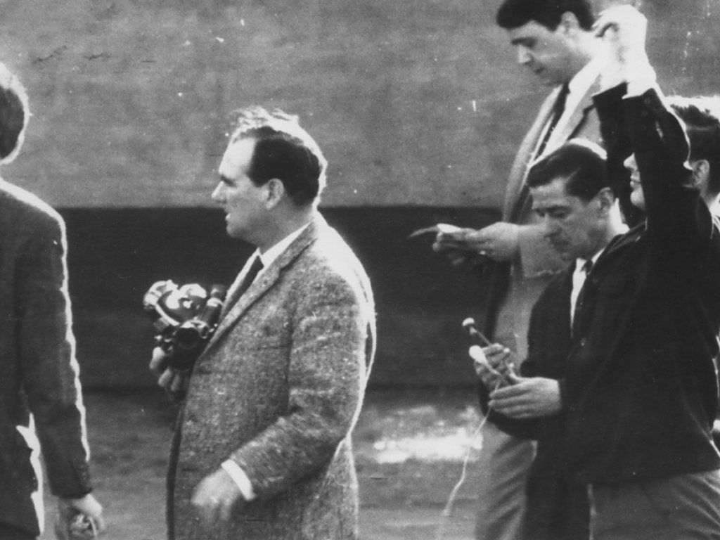 Paul Stretz, shot dead in the Berlin border waters: East German border troop photo – Journalists on the West Berlin bank of the Spandauer Schiffahrts Canal [April 29, 1966]