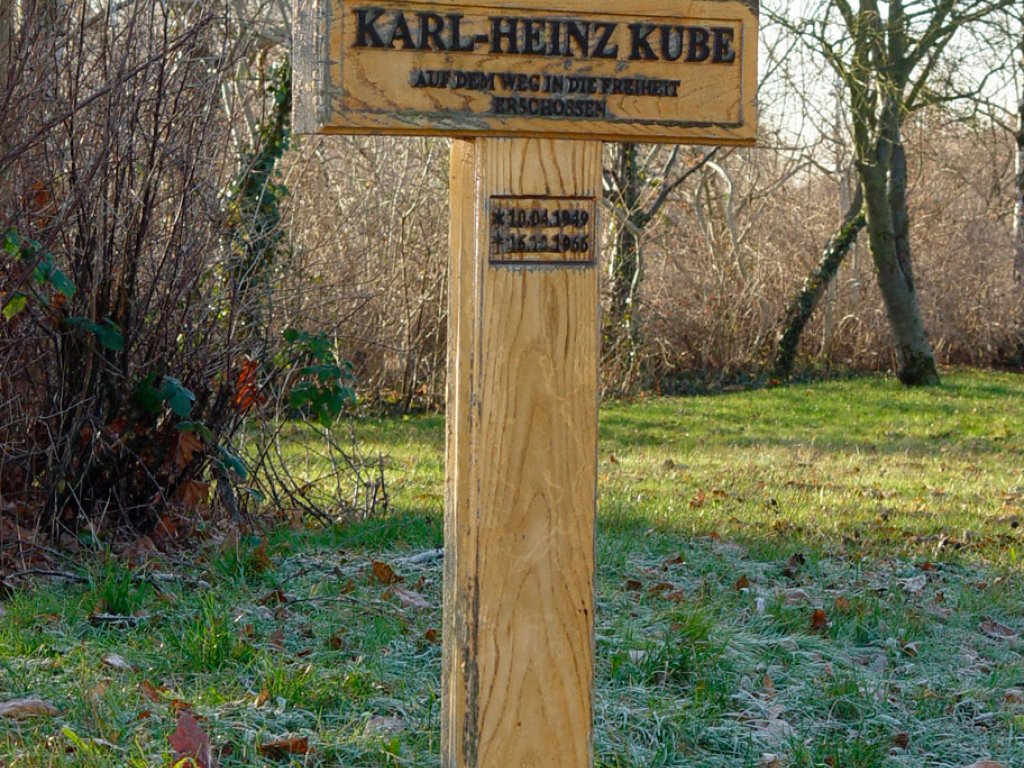 Karl-Heinz Kube, shot dead at the Berlin Wall: New memorial cross in Berlin-Düppel (photo: 2004)