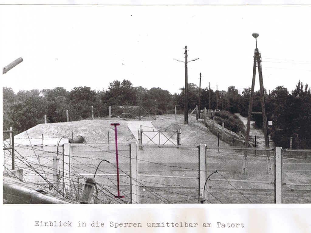 Werner Kühl, shot dead at the Berlin Wall: West Berlin police crime site photo of border grounds between Berlin-Neukölln and Berlin-Treptow [July 24, 1971]