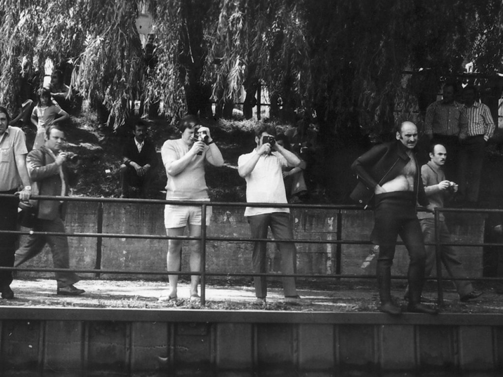Giuseppe Savoca, drowned in the Berlin border waters: East German border troop photo – West Berlin onlookers on the Gröbenufer embankment [June 15, 1974]