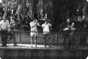 Giuseppe Savoca, drowned in the Berlin border waters: East German border troop photo – West Berlin onlookers on the Gröbenufer embankment [June 15, 1974]