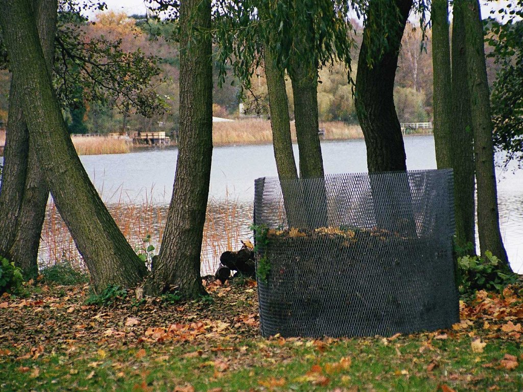 The expanded metal mesh fence is used in many different ways – here, as a compost container.