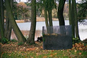 The expanded metal mesh fence is used in many different ways – here, as a compost container.