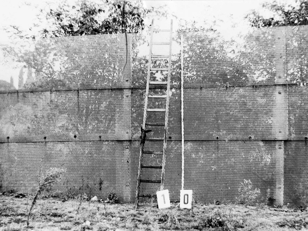 Grenzsoldaten nehmen Verfolgungsjagd zu spät auf: Gelungene Flucht von drei Jugendlichen über den Teltowkanal nach Berlin-Zehlendorf mithilfe einer Leiter, 24. September 1986