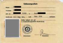 Entlassungsschein von T. S. aus der Strafvollzugsanstalt Karl-Marx-Stadt (heute: Chemnitz) vom 7. August 1985: Flucht auf einem LKW in die Freiheit – und zweimal zurück, 5. Oktober 1983