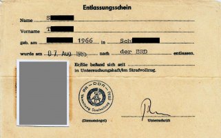 Entlassungsschein von T. S. aus der Strafvollzugsanstalt Karl-Marx-Stadt (heute: Chemnitz) vom 7. August 1985: Flucht auf einem LKW in die Freiheit – und zweimal zurück, 5. Oktober 1983