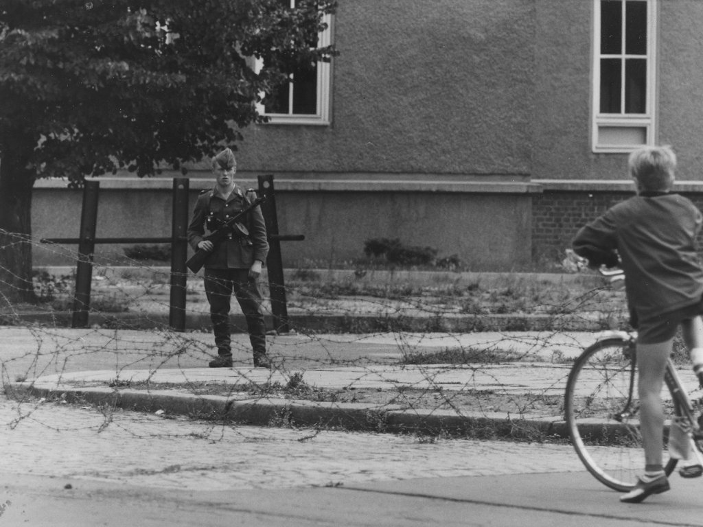 Boy from West Berlin at the barbed wire: the end of the world in the middle of the city, 13 August 1961