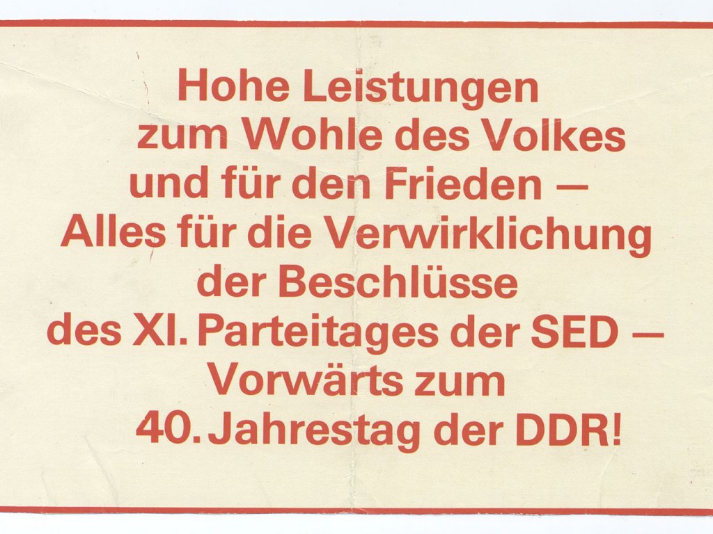 Die offizielle Parole lautet: „Vorwärts zum 40. Jahrestag“ - inoffiziell wird jedoch längst der wirtschaftliche Zusammenbruch befürchtet