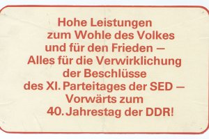 Die offizielle Parole lautet: „Vorwärts zum 40. Jahrestag“ - inoffiziell wird jedoch längst der wirtschaftliche Zusammenbruch befürchtet