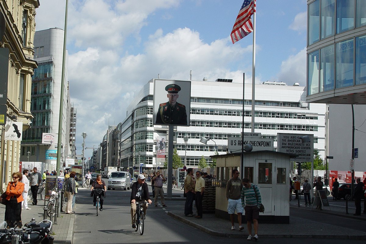 Grenzübergang Friedrich-/Zimmerstraße („Checkpoint Charlie“), Blickrichtung von ehem. West- nach Ost-Berlin) Grenzübergang Friedrich-/Zimmerstraße („Checkpoint Charlie“), Blickrichtung von ehem. West- nach Ost-Berlin)