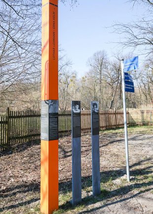 Erna Kelm: Commemorative Column at the ferry dock in Sacrow