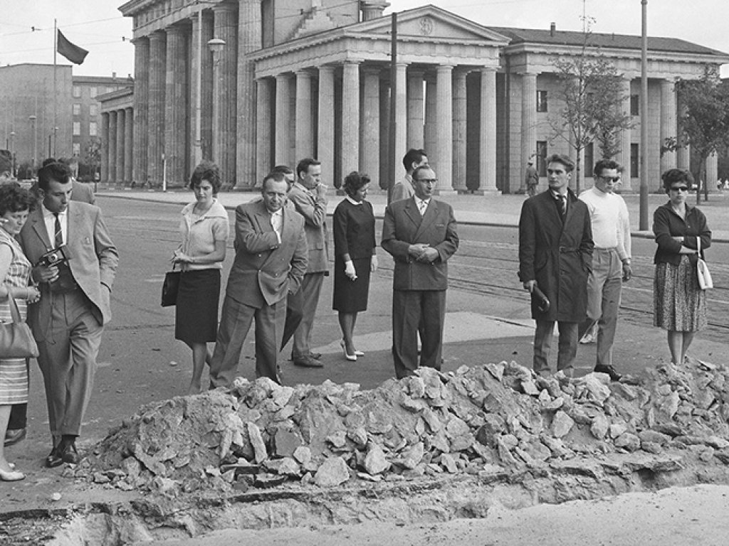Aufgerissenes Straßenpflaster am Brandenburger Tor; Aufnahme 13. August 1961